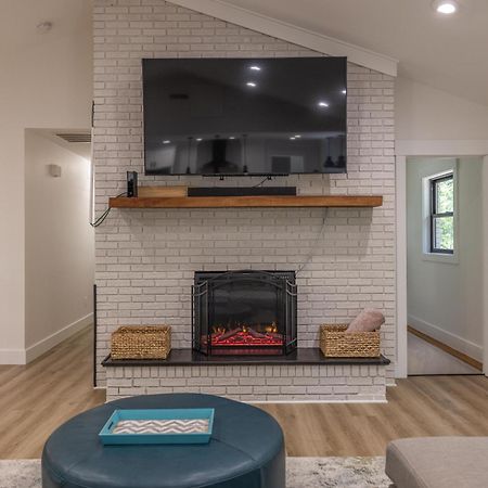 Вілла Mid-Century Modern Impeccable Remodel With Hot Tub Ешвілл Екстер'єр фото