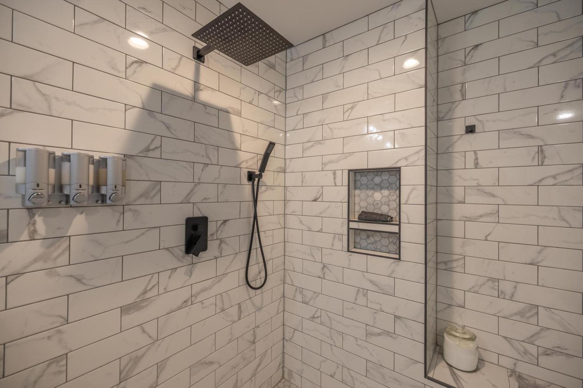 Вілла Mid-Century Modern Impeccable Remodel With Hot Tub Ешвілл Екстер'єр фото