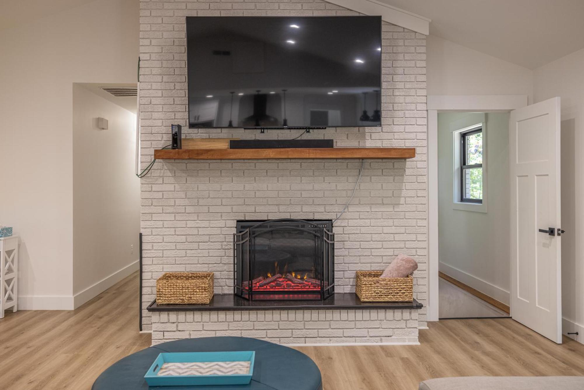 Вілла Mid-Century Modern Impeccable Remodel With Hot Tub Ешвілл Екстер'єр фото