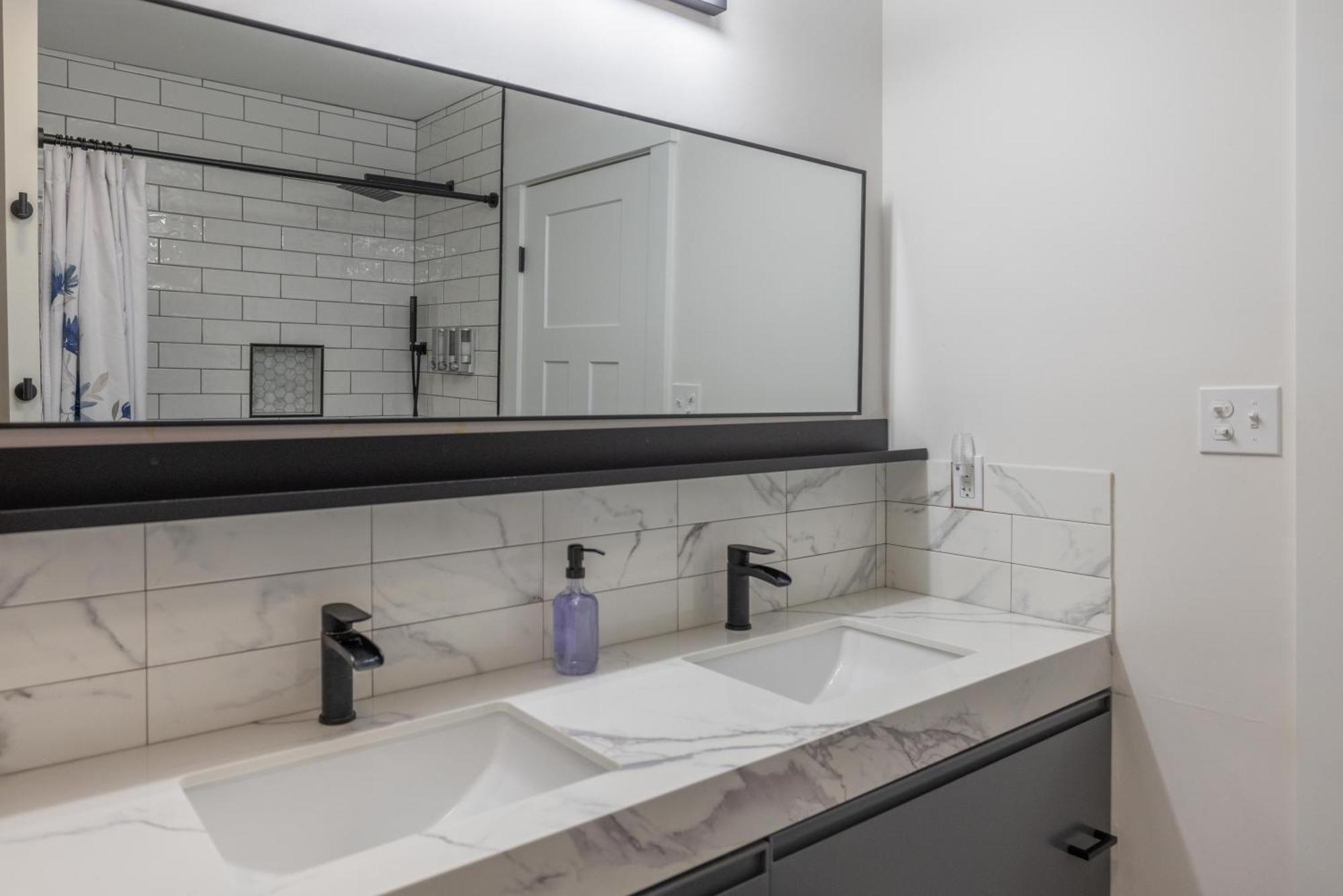 Вілла Mid-Century Modern Impeccable Remodel With Hot Tub Ешвілл Екстер'єр фото