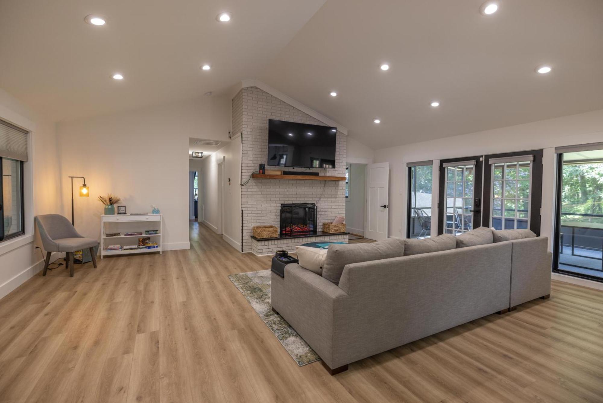 Вілла Mid-Century Modern Impeccable Remodel With Hot Tub Ешвілл Екстер'єр фото
