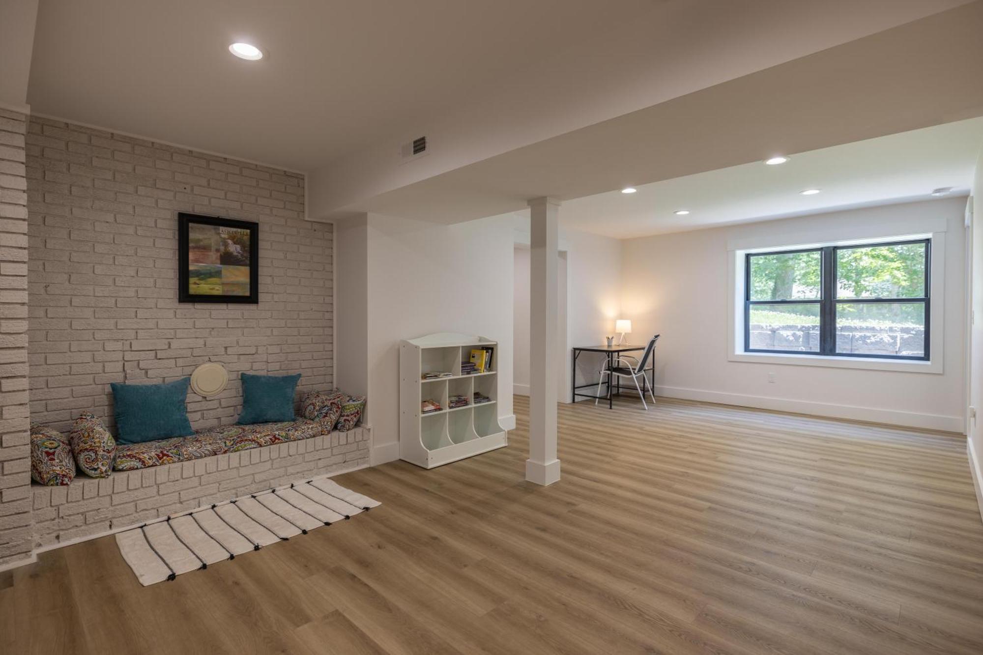 Вілла Mid-Century Modern Impeccable Remodel With Hot Tub Ешвілл Екстер'єр фото