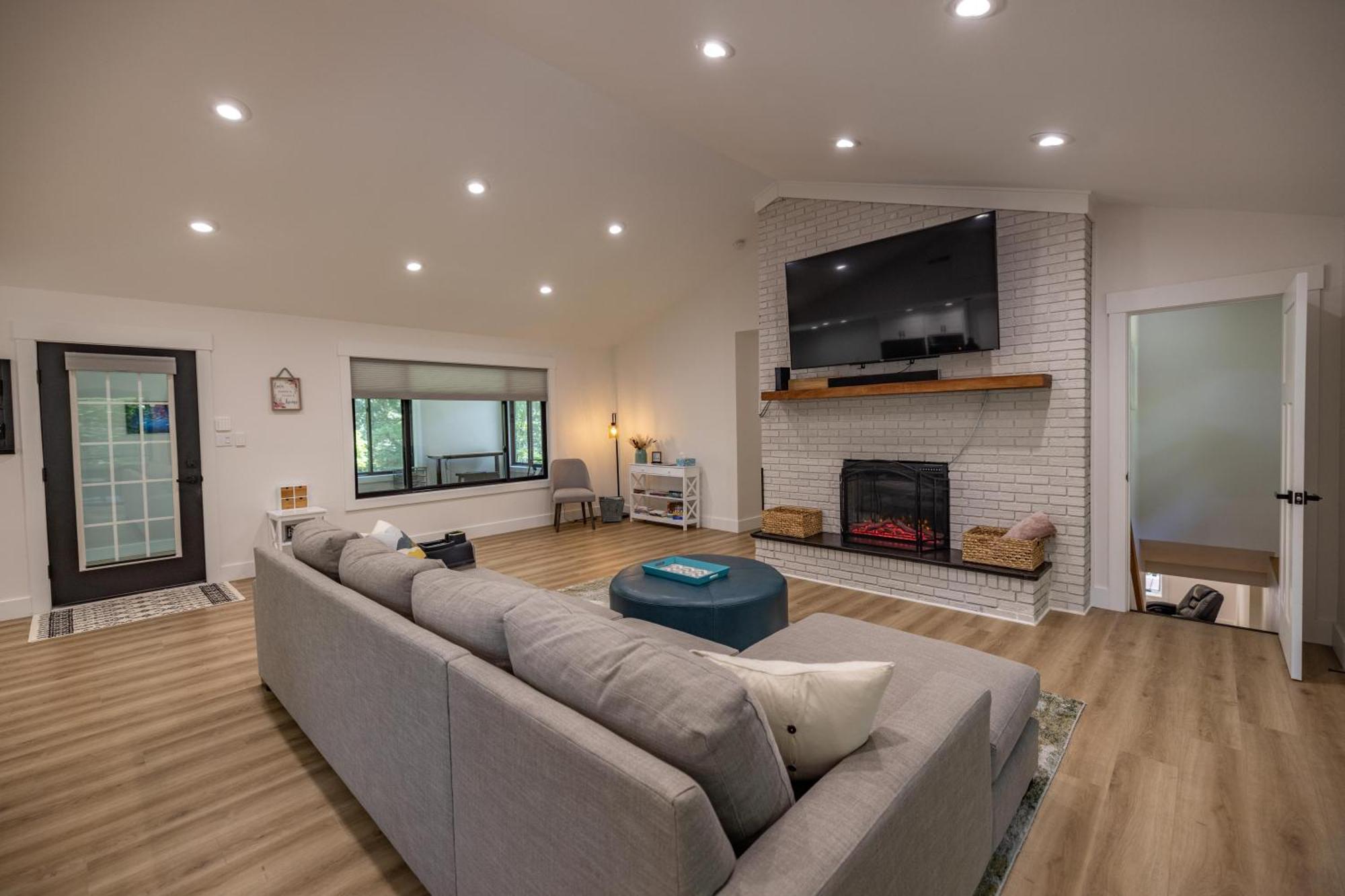 Вілла Mid-Century Modern Impeccable Remodel With Hot Tub Ешвілл Екстер'єр фото