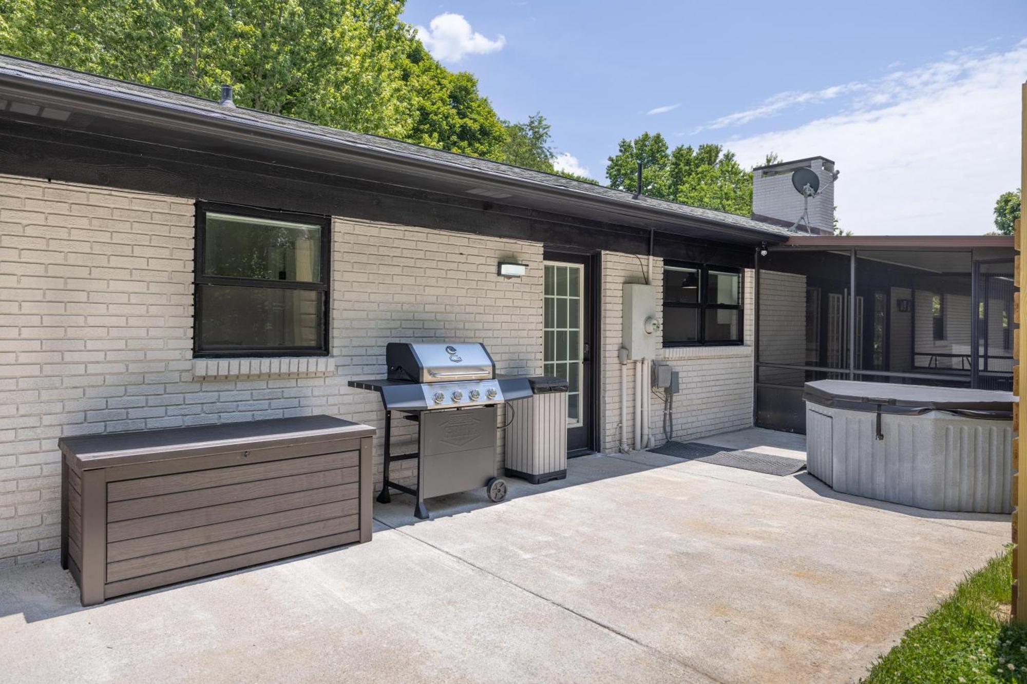 Вілла Mid-Century Modern Impeccable Remodel With Hot Tub Ешвілл Екстер'єр фото