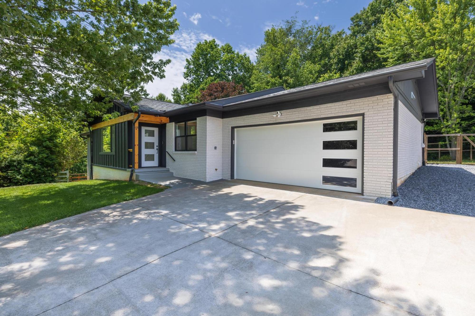Вілла Mid-Century Modern Impeccable Remodel With Hot Tub Ешвілл Екстер'єр фото
